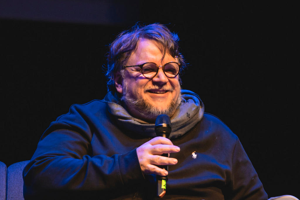 En festival. Guillermo del Toro platicó con Alec Baldwin. (ARCHIVO)