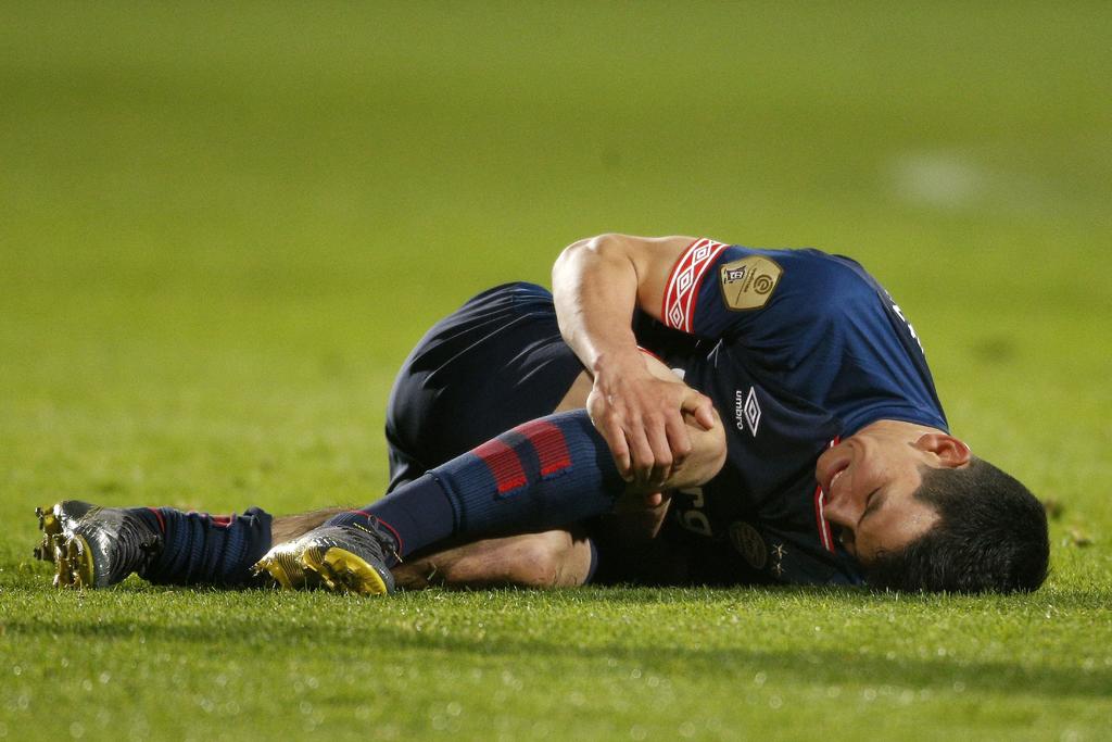 Una lesión obligó ayer a Hirving Lozano a abandonar entre lágrimas el encuentro ante Willem II de la Eredivisie. (ARCHIVO)
