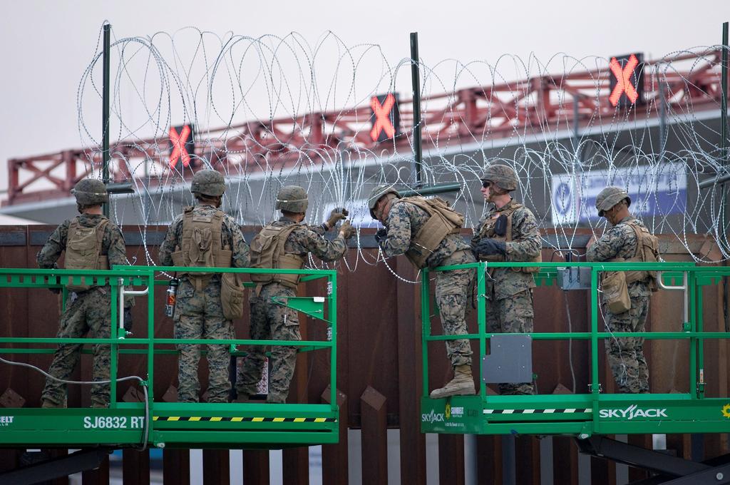 Por el momento, la misión de los 4,900 soldados desplegados actualmente en la frontera, entre militares en activo y reservistas de la Guardia Nacional, se limita a reforzar el muro que separa EUA de México. (ARCHIVO)