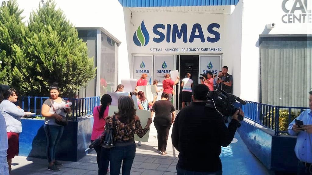 Habitantes de la colonia Las Luisas se manifestaron en las oficinas centrales del Simas, para oponerse a pagar el cambio de medidores. (FERNANDO COMPEÁN)