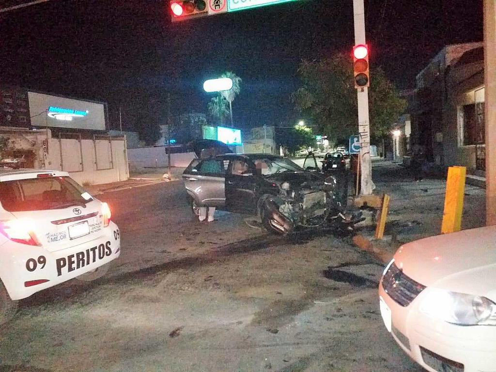 Abandona su vehículo tras causar accidente en Torreón