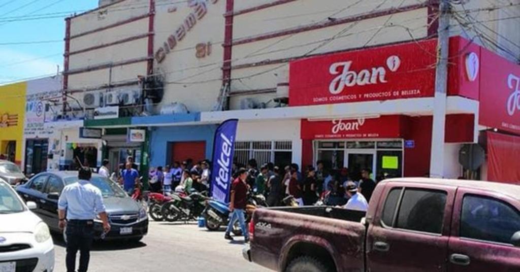 Las autoridades municipales, tuvieron que implementar un dispositivo de vigilancia y de vialidad, ante la aglomeración que se presentó en el primer cuadro de la cabecera municipal, por decenas de personas deseosas de asistir al cine. (ARCHIVO)