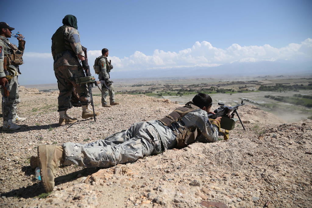 En la imagen se observa a militares afganos que vigilan la zona para evitar ataques de grupos rebeldes.