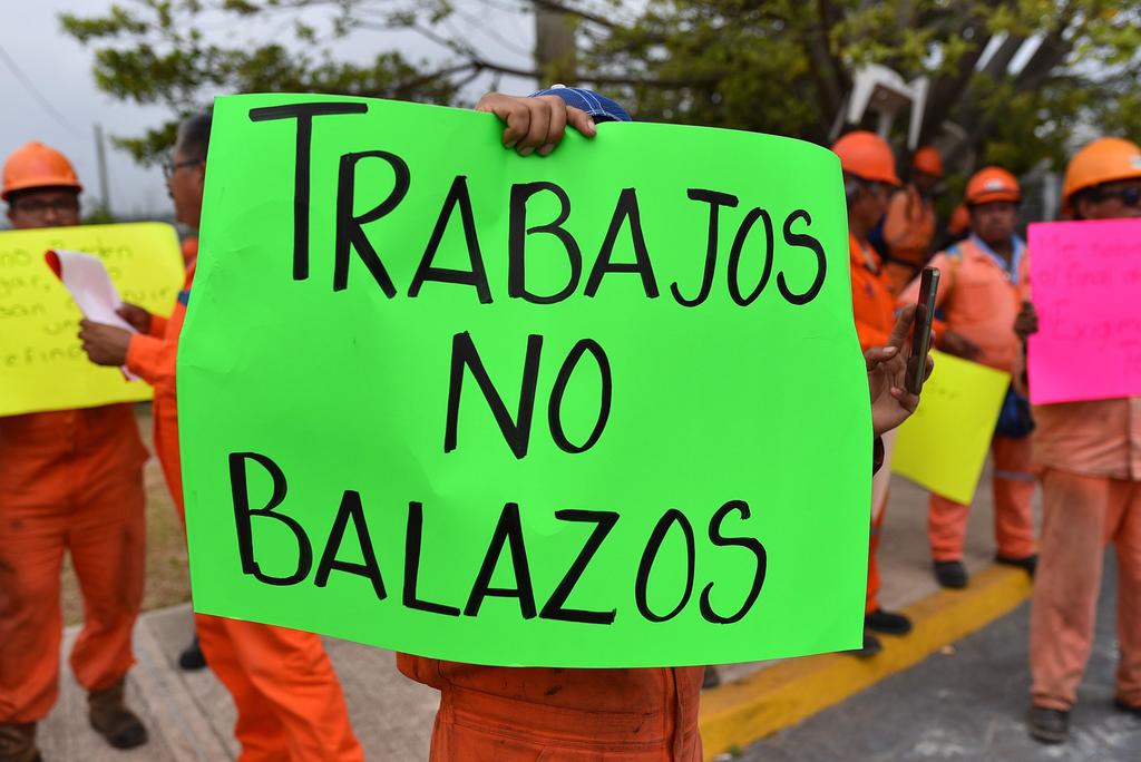 Reciben trabajadores de Minatitlán a López Obrador con una serie de reclamos entre, los que destaca la falta de trabajo.