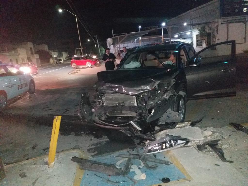 El accidente se registró en el cruce de la avenida Allende y el par vial de la calle Ignacio Comonfort en la zona Centro de Torreón. (EL SIGLO DE TORREÓN)