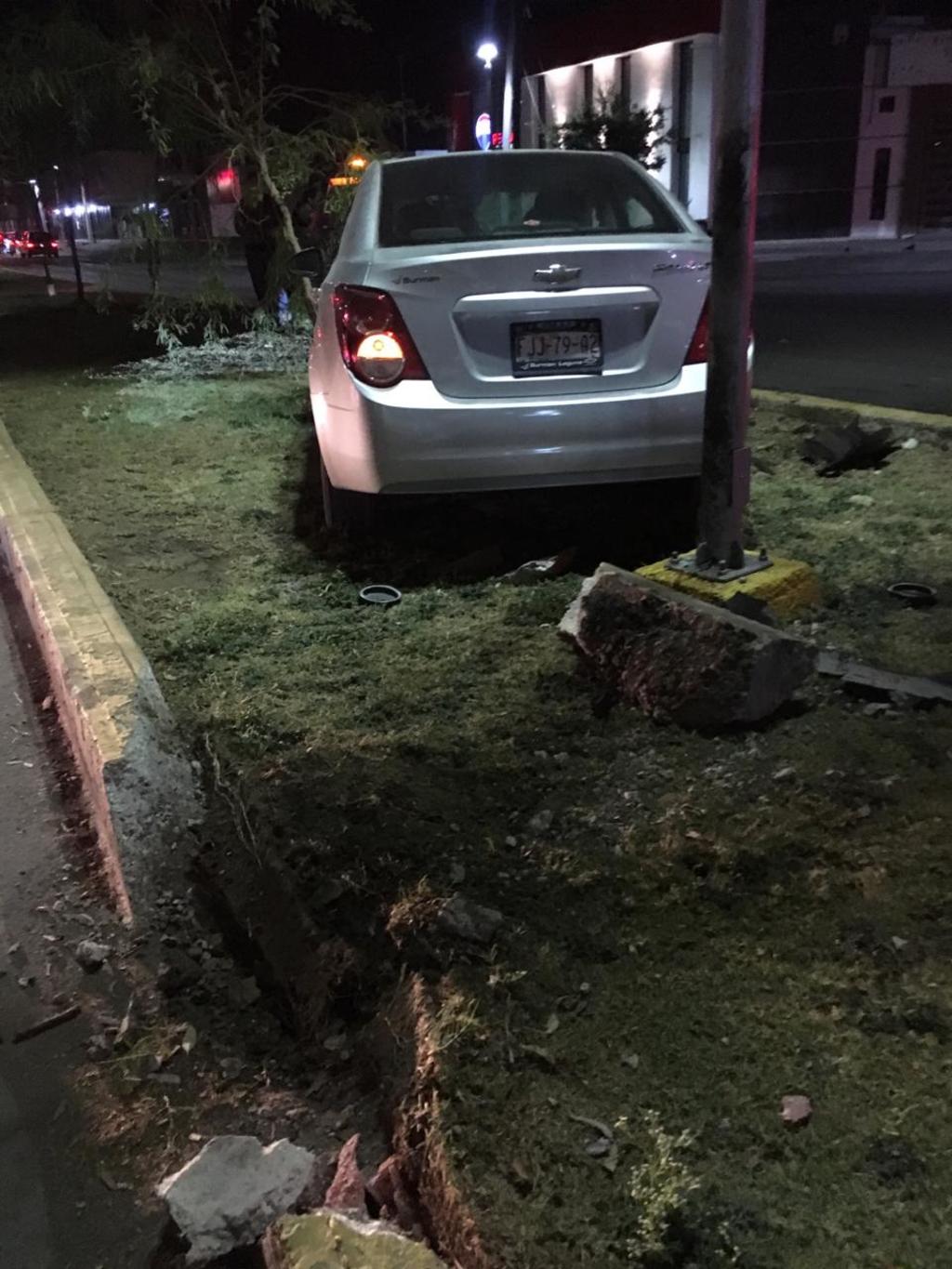 El vehículo Chevrolet Sonic de color gris se subió al camellón central y se impactó contra un árbol y una luminaria. (EL SIGLO DE TORREÓN)