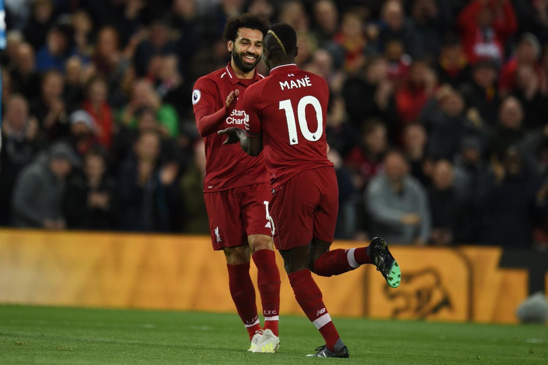 Mohamed Salah y Sadio Mané colaboraron en la victoria del Liverpool sobre Huddersfield Town. (Especial)