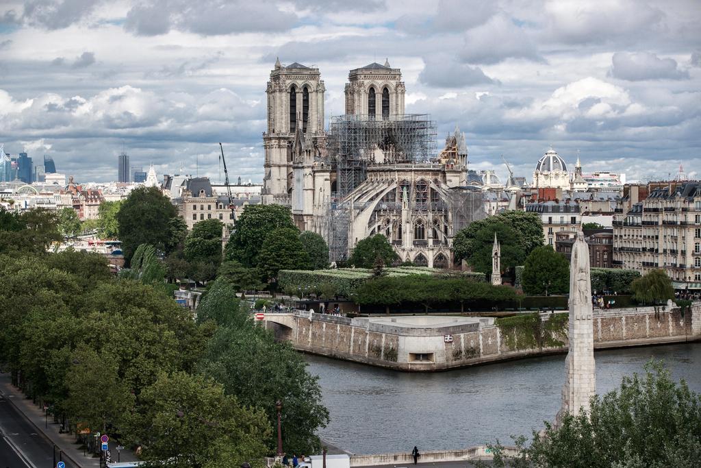 El incendio mandó grandes cantidades de plomo al aire debido a que cientos de toneladas de metal fueron utilizadas en el techo de Notre Dame, así como en su aguja, que se quemó y colapsó. (ARCHIVO)
