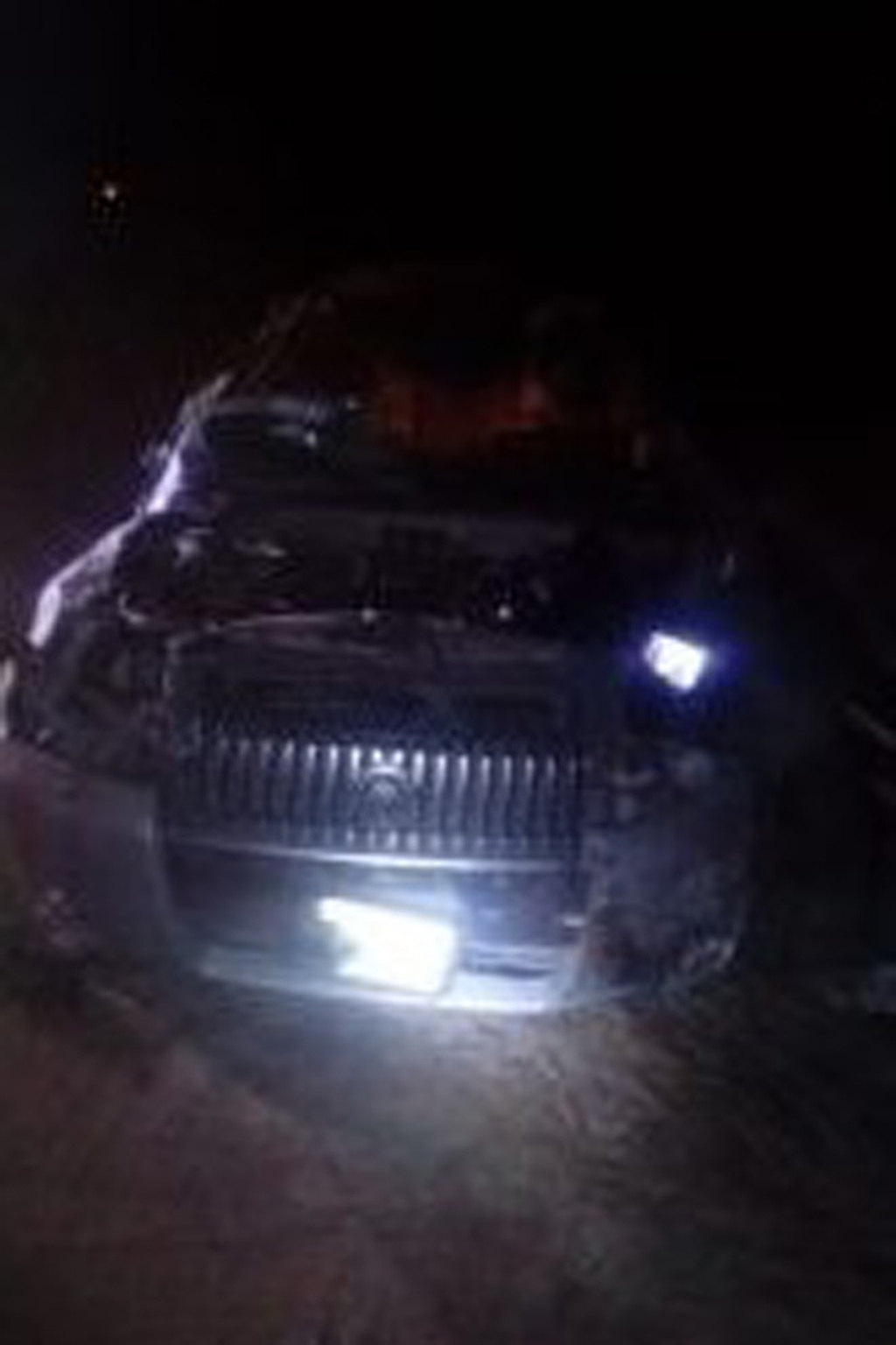 El vehículo donde viajaban los jóvenes terminó destrozado fuera de la carretera luego de volcar en repetidas ocasiones.