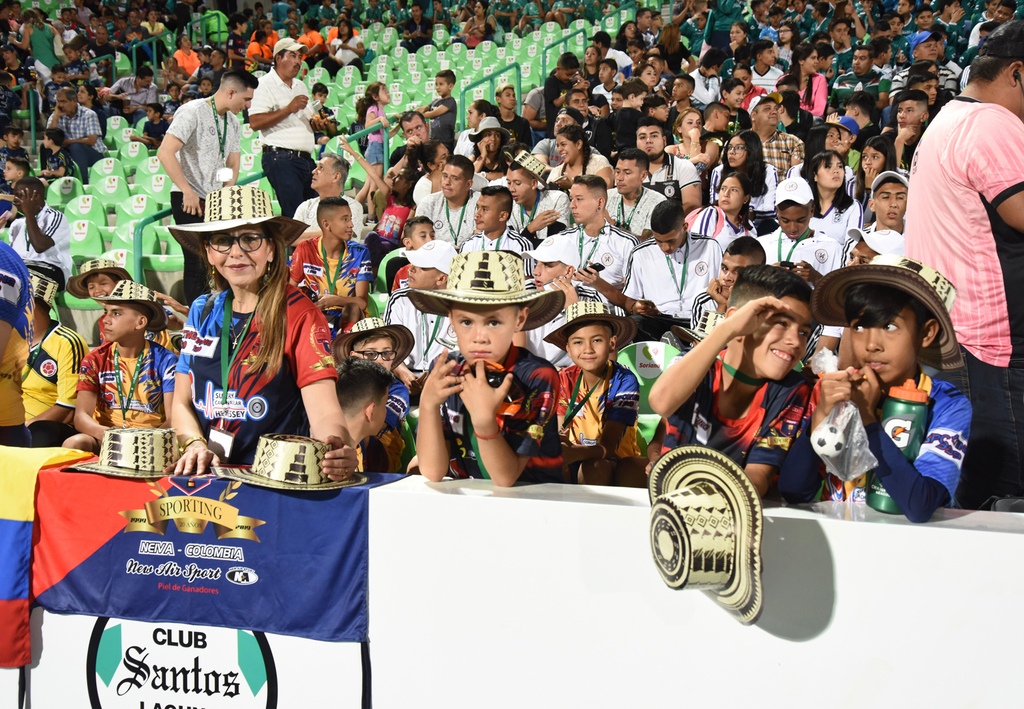 Durante la inauguración, los colombianos del Sporting 99, lucieron sombreros típicos de su país.