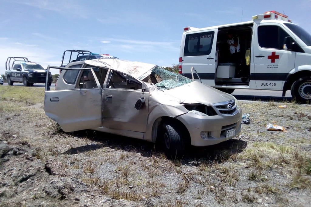El vehículo se salió de la carretera y volcó dejando tres personas lesionadas, al parecer originarias de Torreón.