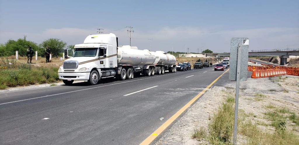 Detienen a trailero con 50 mil litros de 'huachicol' en la Monterrey-Saltillo