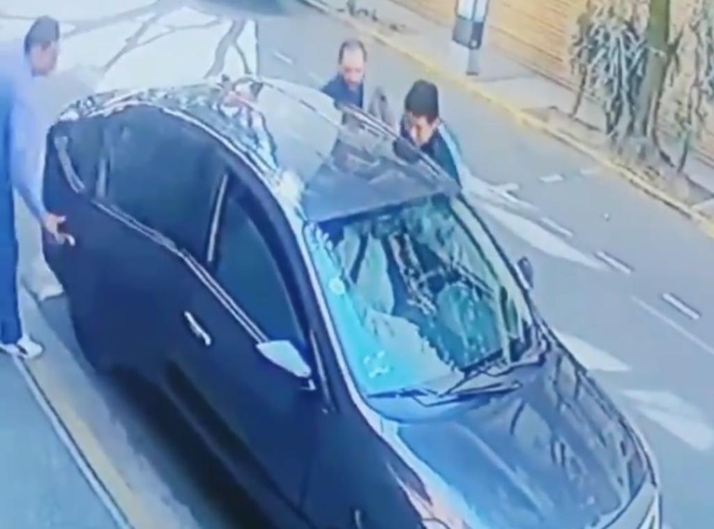 En el video se observan a tres sujetos interceptar al vehículo (INTERNET)  