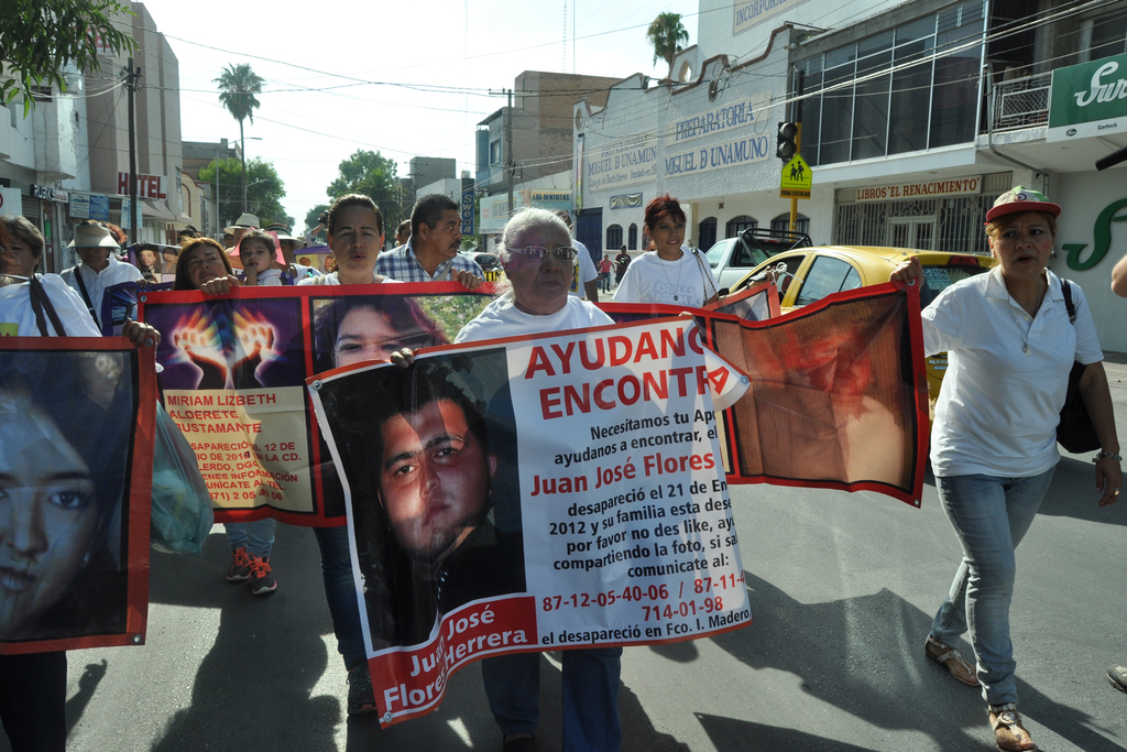 Con una marcha integrantes del Grupo Vida exigen justicia por sus familiares desaparecidos en el Día de la Madre. (EL SIGLO DE TORREÓN)