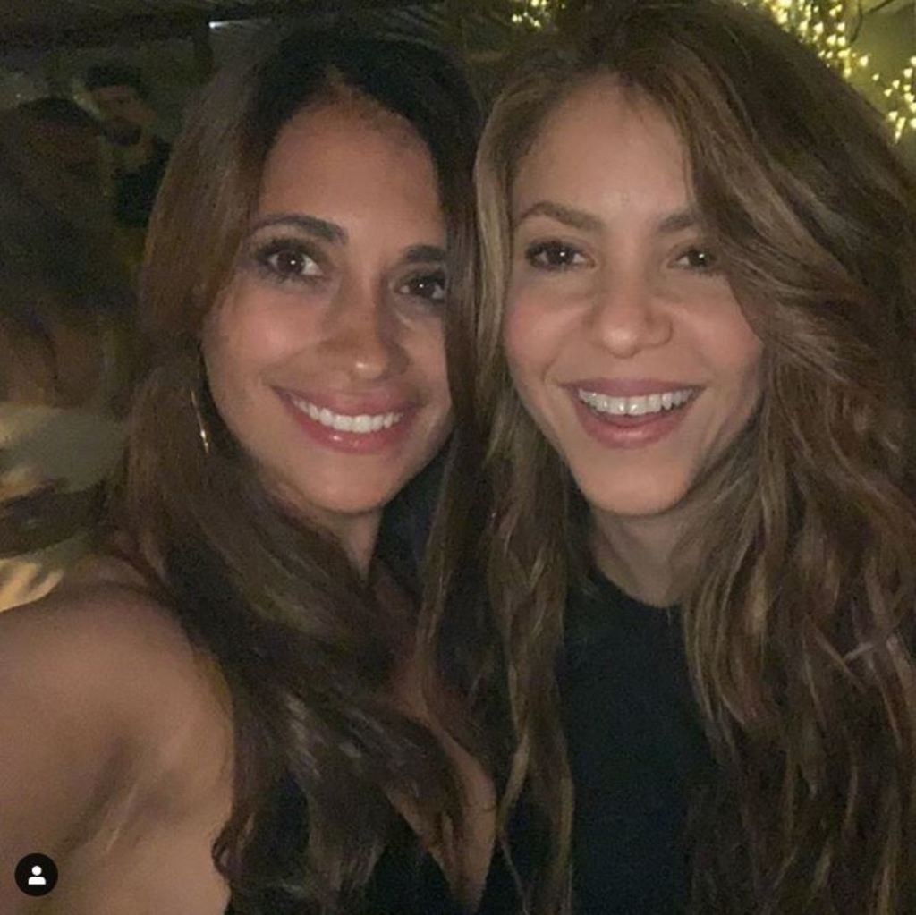 Juntas. Antonella Roccuzzo y Shakira posaron muy sonrientes para la foto que la esposa de Messi subió a sus redes sociales.