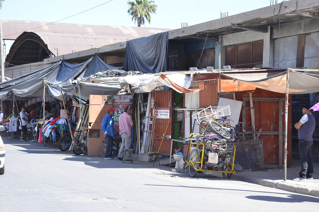 Además de los fierreros, sobre la calle Cinco de Mayo se encuentran vendedores de ropa y artículos. (EL SIGLO DE TORREÓN)