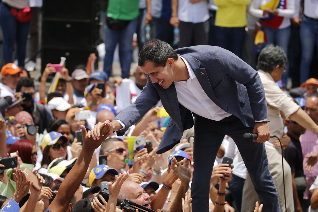 Guaidó acusó al Gobierno de Maduro de bloquear caminos para impedir que llegara a un mitin ayer. (AP)
