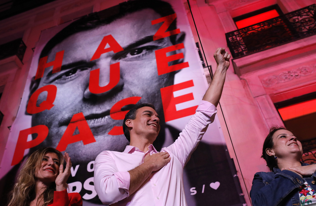 El candidato a la presidencia del Gobierno Pedro Sánchez celebró la victoria del PSOE. (AP)