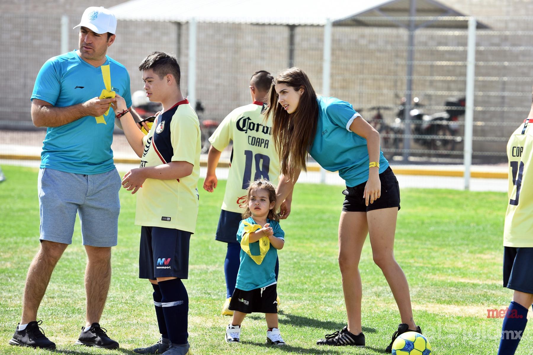 La actriz Michelle Renaud (i) y su hijo Marcelo disfrutaron del torneo y apoyaron al equipo americanista. (Jesús Galindo)
