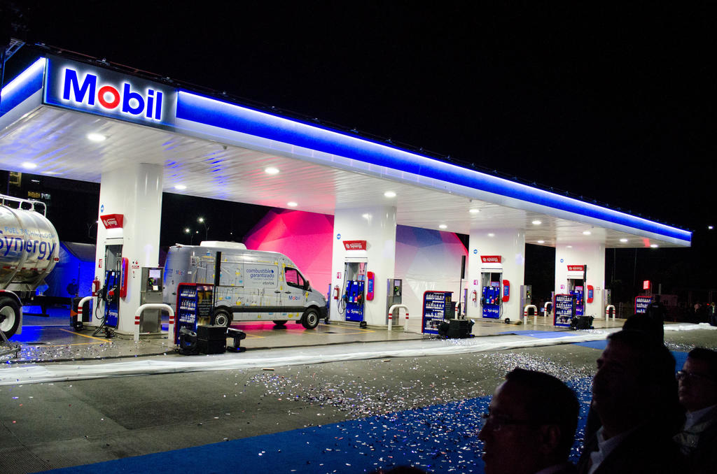 Arco y Exxon vendieron en promedio el litro de la gasolina Magna en 20.22 y 19.85 pesos, con un margen de ganancia de 2.51 y 2.31 pesos, en ese orden. (ARCHIVO)