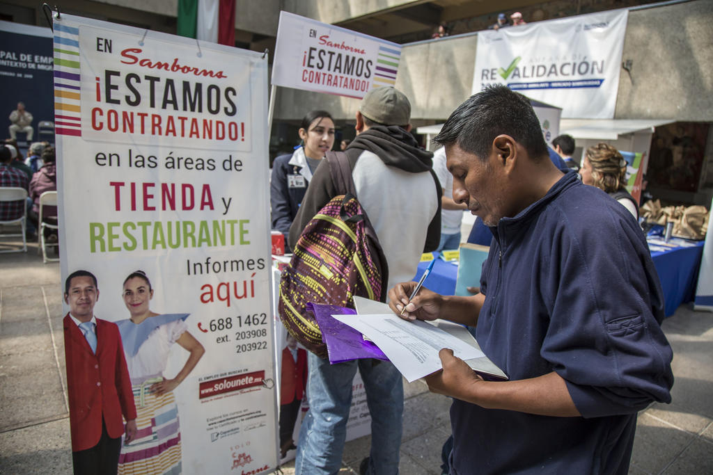 Informales ganan más que profesionistas en México