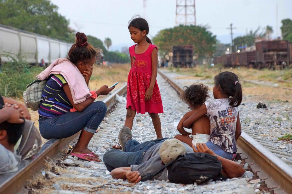 Los pequeños esperan en las vías del tren, sin saber que 'La Bestia' puede exigirles la vida como pago. (EL UNIVERSAL)