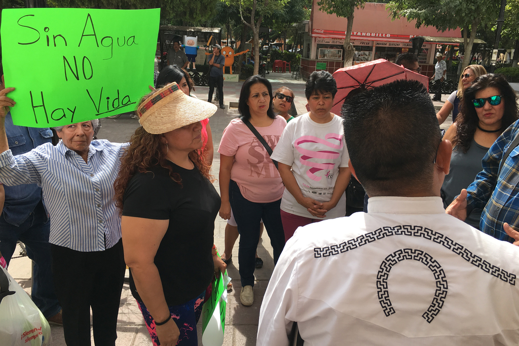 Protestan en la presidencia municipal de Lerdo por falta de agua; aseguran funcionarios que el tema es político.