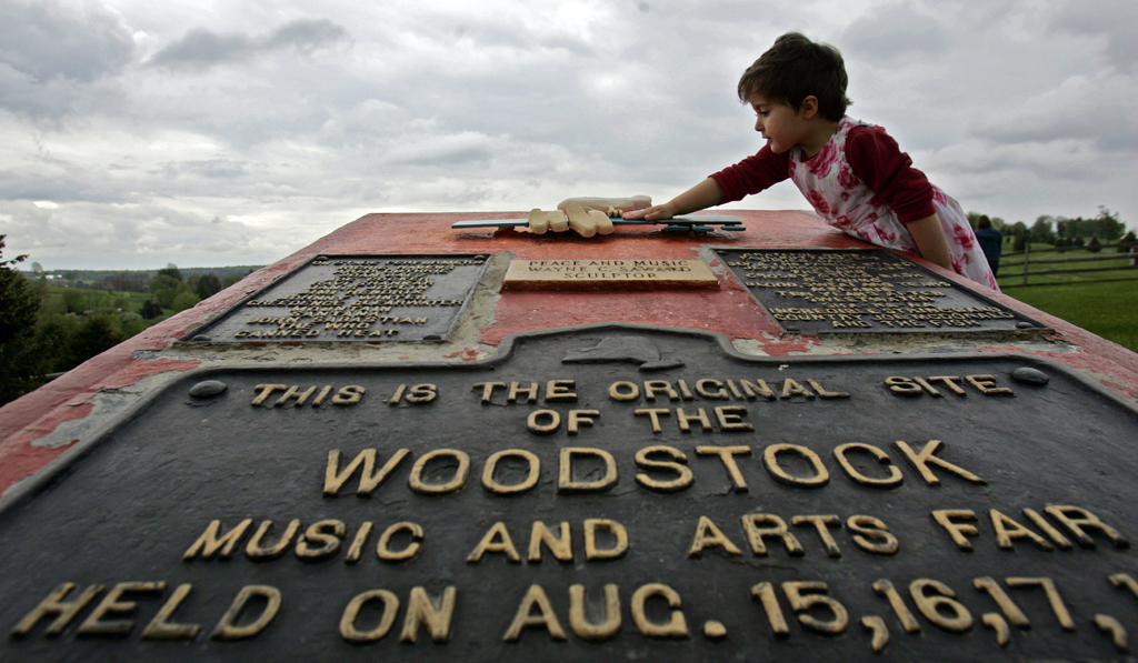 Recuerdo. Niña juega en una placa conmemorativa del festival de música y arte de Woodstock en Bethel, Nueva York.