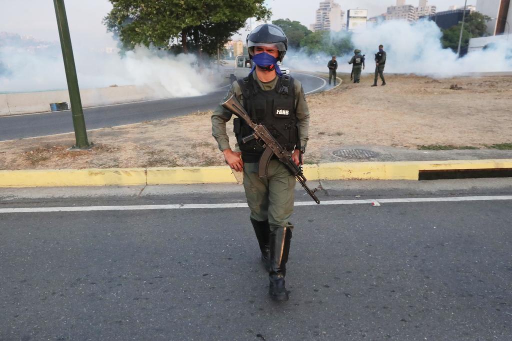Las fuerzas de seguridad leales al Gobierno de Nicolás Maduro lanzan este martes bombas lacrimógenas contra el presidente interino Juan Guaidó, que se encuentra en la base de La Carlota junto a militares que le apoyan. (EFE)