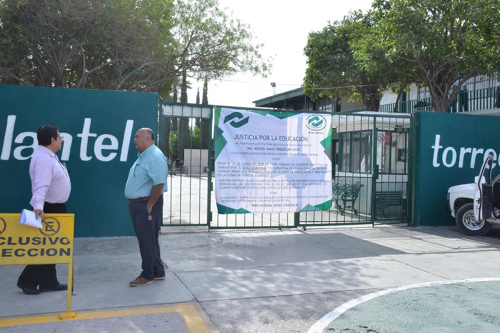 Empleados sindicalizados colocaron una lona a la entrada de la escuela del Conalep. (FERNANDO COMPEÁN)