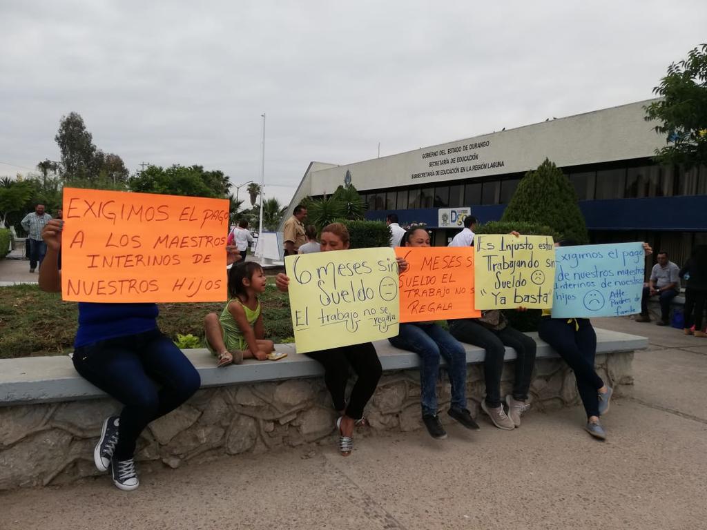 Se manifestaron por segundo día consecutivo, a las afueras de las instituciones de la Subsecretaría de Educación en La Laguna de Durango. (GUADALUPE MIRANDA)