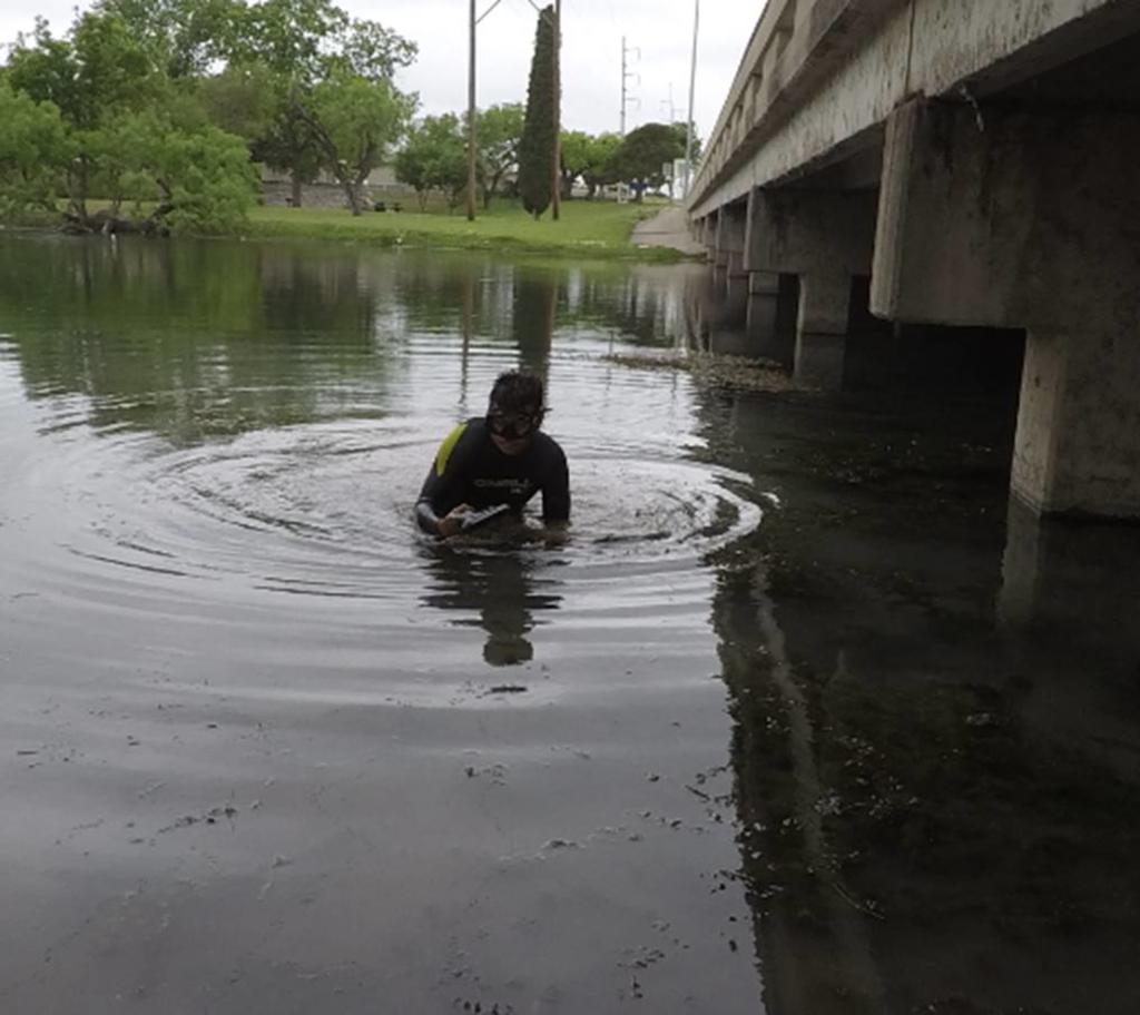 El departamento de policía de Del Río en Texas solicitó la asistencia al equipo BORSTAR para la búsqueda de un arma en la parte inferior de la cala de San Felipe. (ARCHIVO)