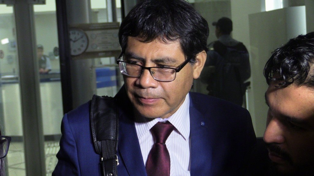 El fiscal peruano Germán Juárez ofrece declaraciones a la prensa sobre el tercer y penúltimo día de interrogatorio al exsuperintendente de la constructora brasileña Odebrecht.