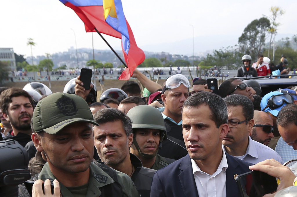 Los líderes opositores Juan Guaidó y Leopoldo López, junto a militares y civiles, realizaron el martes un levantamiento en contra del Gobierno de Nicolás Maduro en Caracas, Venezuela, con el que buscaron derrocar al líder chavista.