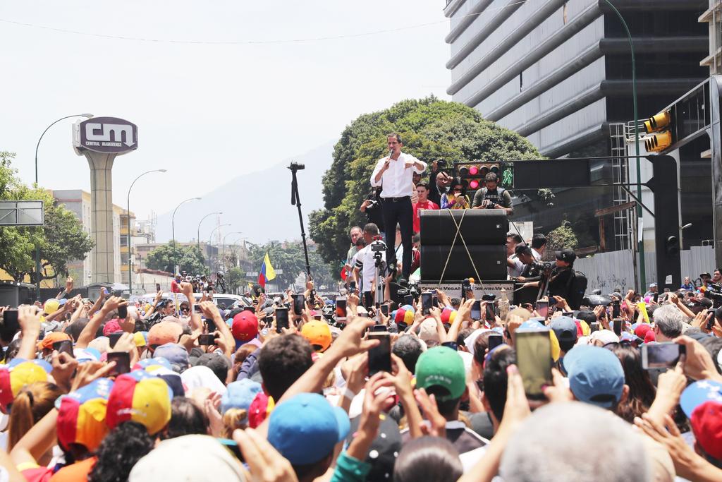  El líder opositor Juan Guaidó habla ante cientos de opositores que se manifiestan en las calles de Caracas. (EFE) 