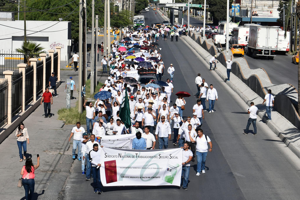 Trabajadores sindicalizados del IMSS se manifestaron esta mañana en Torreón. (JOEL MENDOZA)