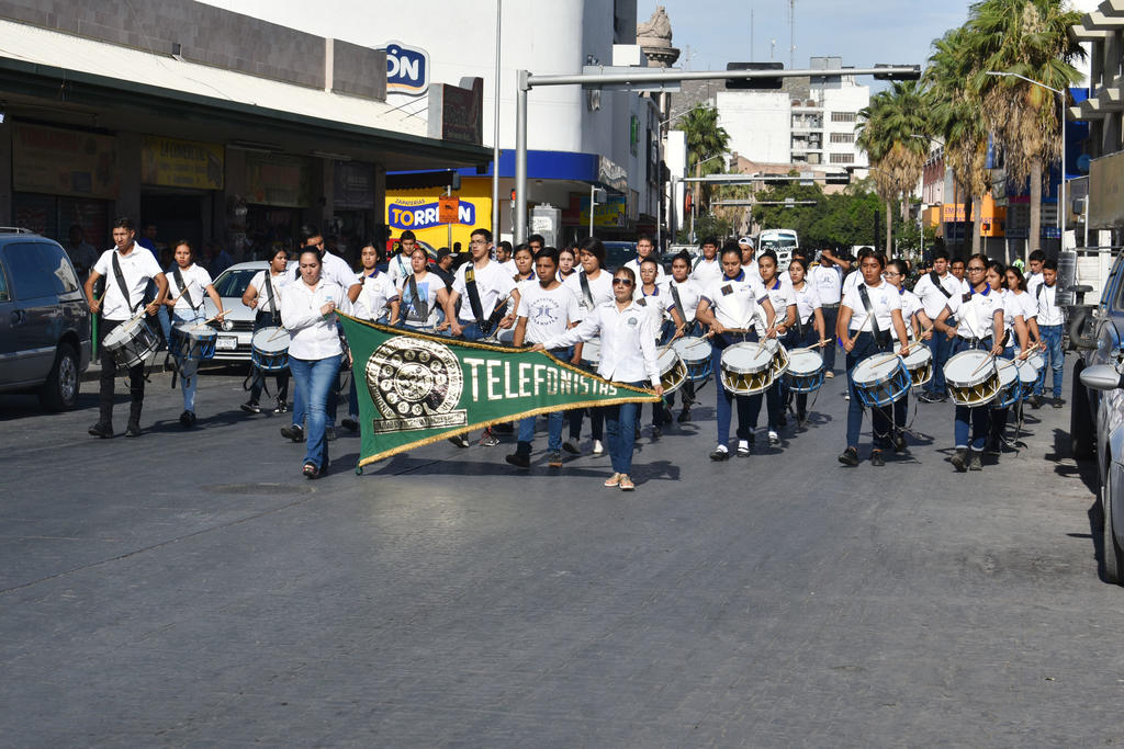 Telefonistas se manifestaron esta mañana en Torreón. (JOEL MENDOZA) 