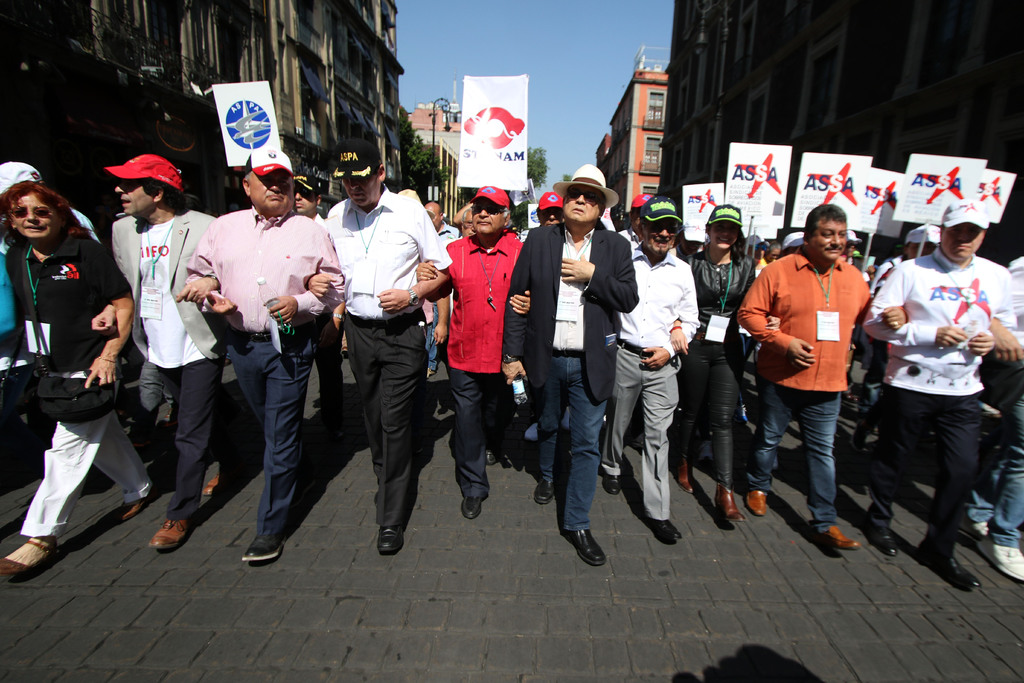 Diversos sindicatos y organizaciones marcharon por la calle 5 de Mayo en dirección al Zócalo, con motivo del Día del Trabajo. (NOTIMEX)