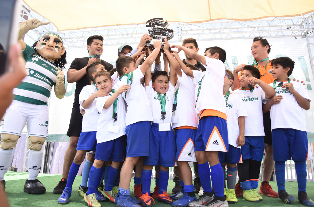 El equipo Cantera Soccer levanta el título de la categoría 2011; se impuso en la final a Santos Provincia Tepic. (Fotografías de Jesús Galindo)