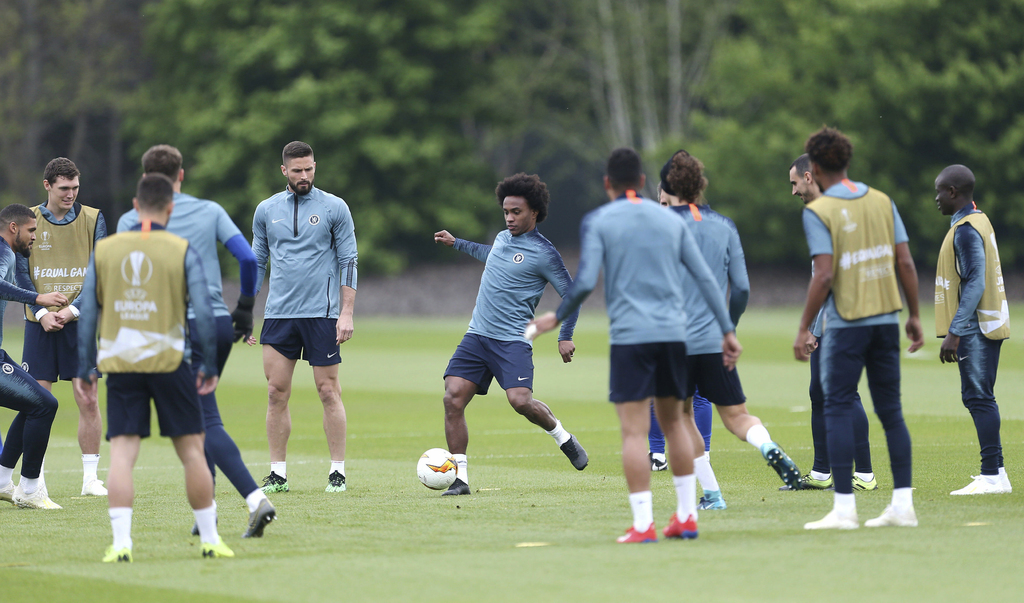 Jugadores del Chelsea durante el entrenamiento de ayer; el equipo inglés se medirá al Eintracht Frankfurt. (AP)