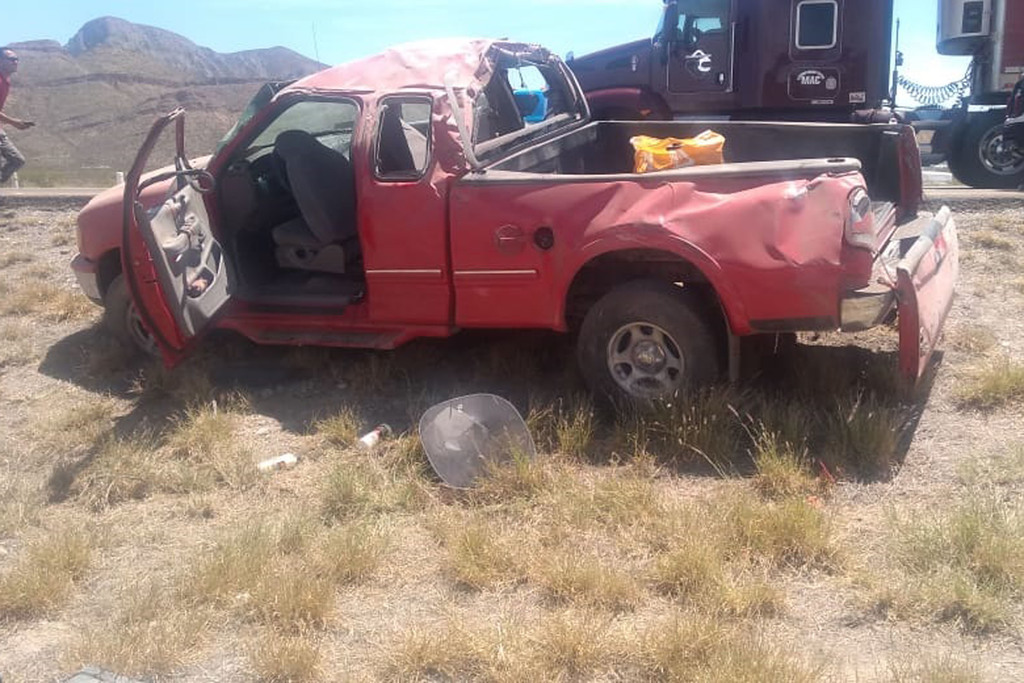 La camioneta donde viajaban las personas lesionadas terminó destrozada fuera de la carretera de la autopista Durango-Gómez Palacio. (EL SIGLO DE TORREÓN)