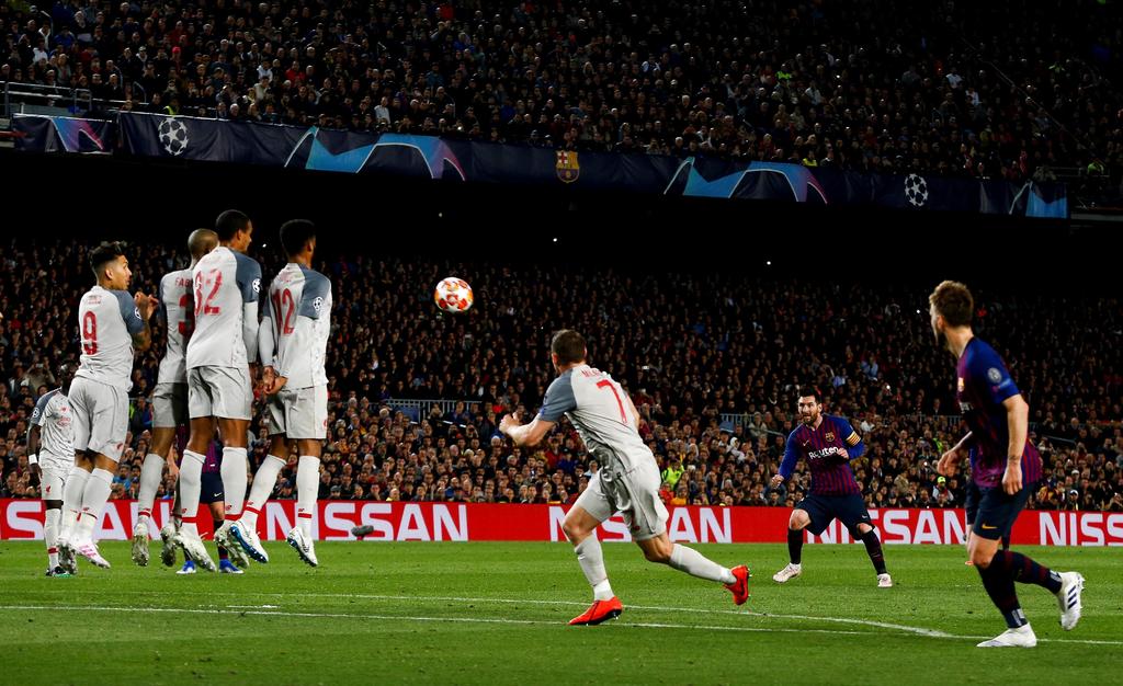 Con un magistral gol de tiro libre, Lionel Messi (d) rubricó la goleada 3-0 del Barcelona ante Liverpool. (EFE)
