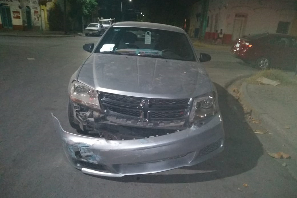 Se impactan conductoras en calles del centro de Torreón, ambas resultaron ilesas, pero sus autos presentaron múltiples daños. (EL SIGLO DE TORREÓN)