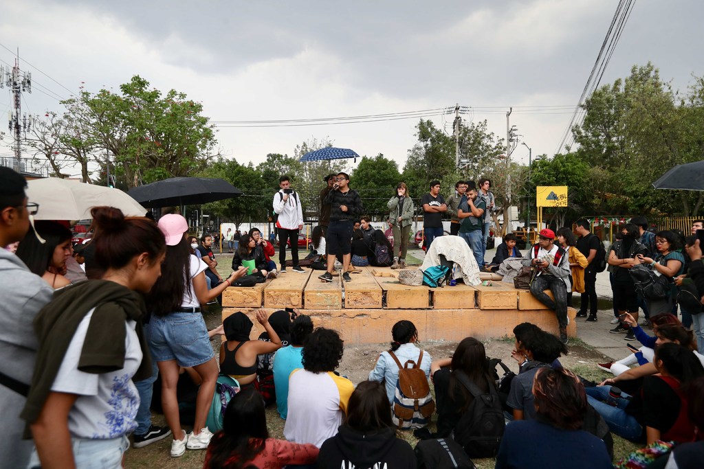 Estudiantes del plantel del Colegio de Ciencias y Humanidades PlantelOriente realizaron una audiencia en el patio del inmueble. (ARCHIVO)