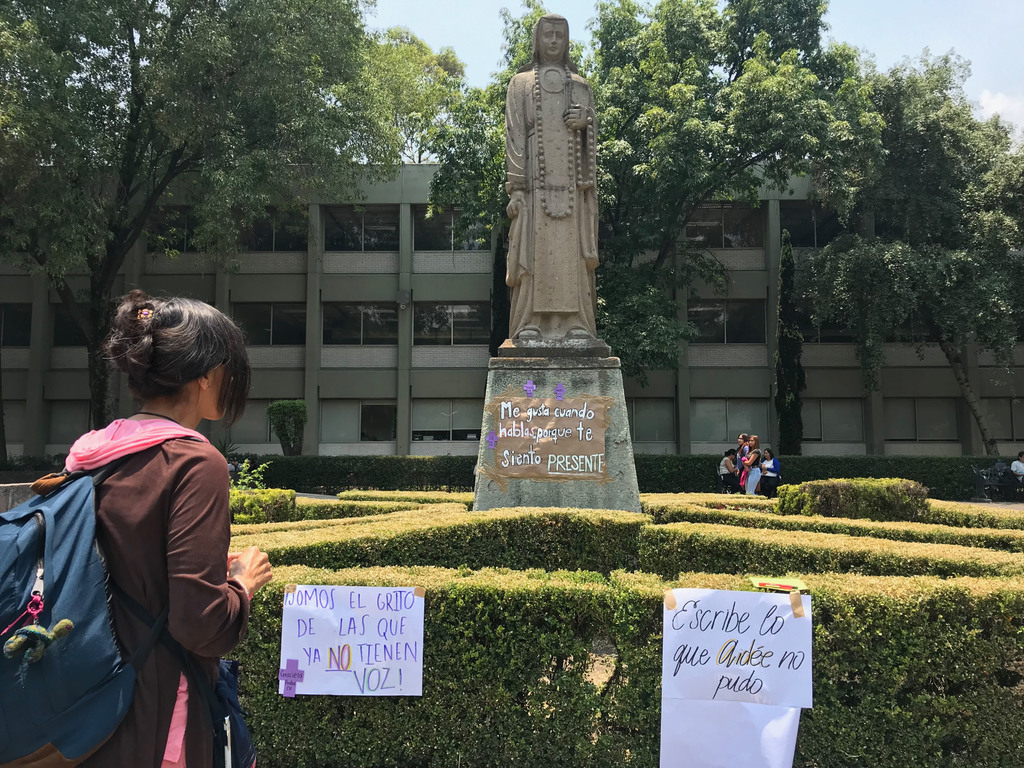 Estudiantes de la Facultad de Estudios Superiores Acatlán, de laUNAM, protestaron contra feminicidios en los planteles de la máxima casa de estudios. (ARCHIVO)