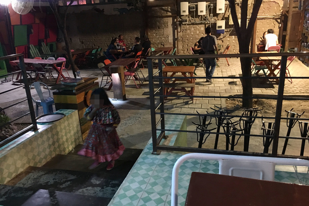 Los clientes en bares del centro 'defienden' la permanencia de los niños en las calles, lo que propicia el trabajo infantil. (FABIOLA P. CANEDO)