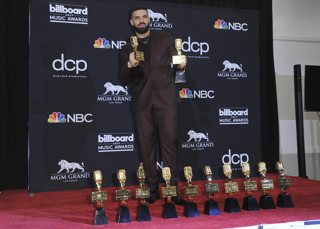En esta gala, que tuvo lugar hoy en el MGM Garden Arena de Las Vegas (EUA), Drake se llevó, entre otros, los premios al mejor artista, mejor artista masculino, mejor rapero y mejor álbum por 'Scorpio'. (AP)
