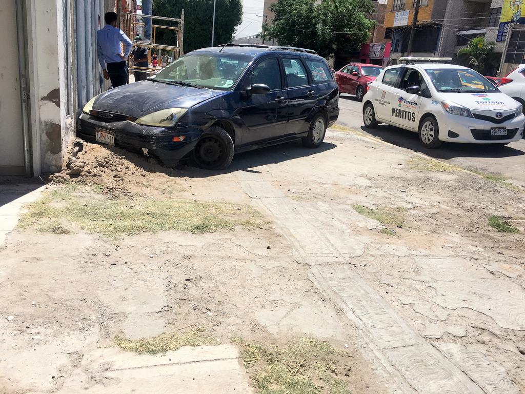 Mujer de la tercera edad causa accidente en Torreón