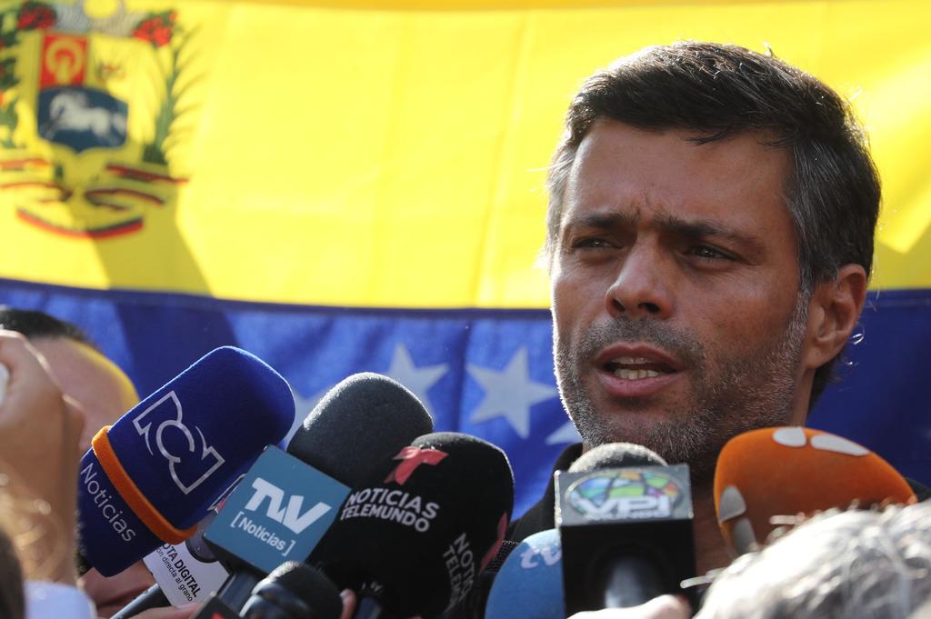 Leopoldo López reaparece en público y declara a medios en Venezuela. (EFE)