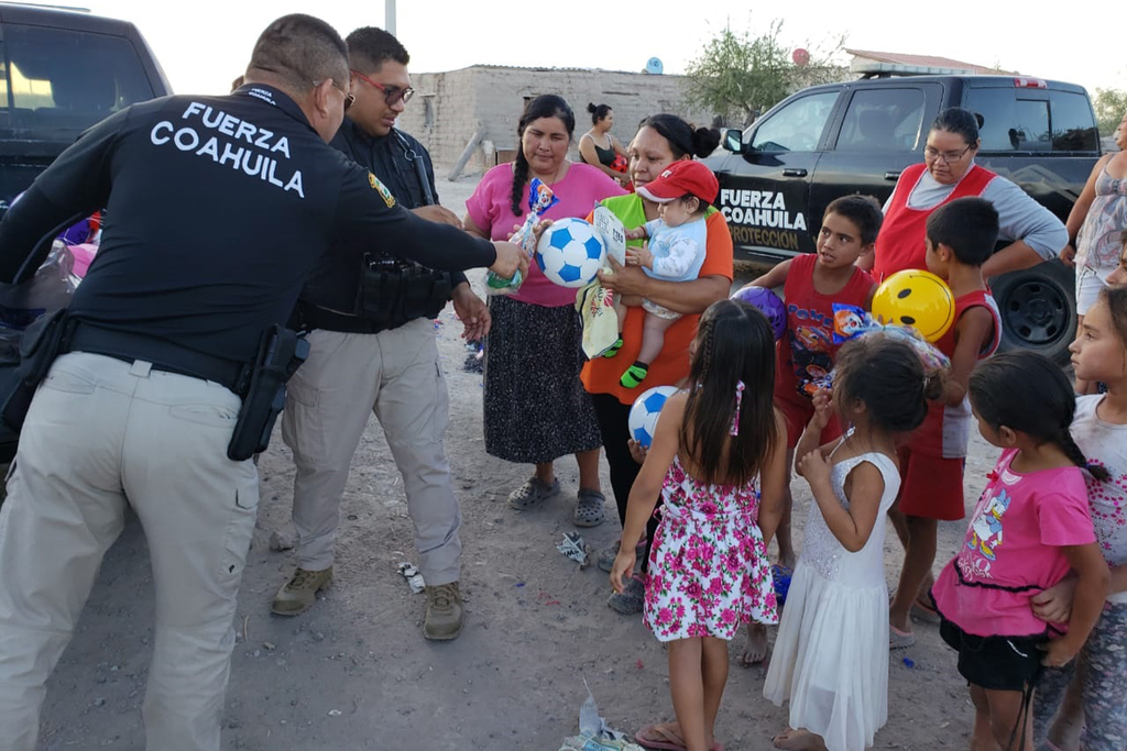 Elementos de Fuerza Coahuila acuden a comunidades maderenses para festejar a niños. (EL SIGLO DE TORREÓN/CLAUDIA LANDEROS)